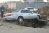 Car Avoids Sinkhole (hit:1361)